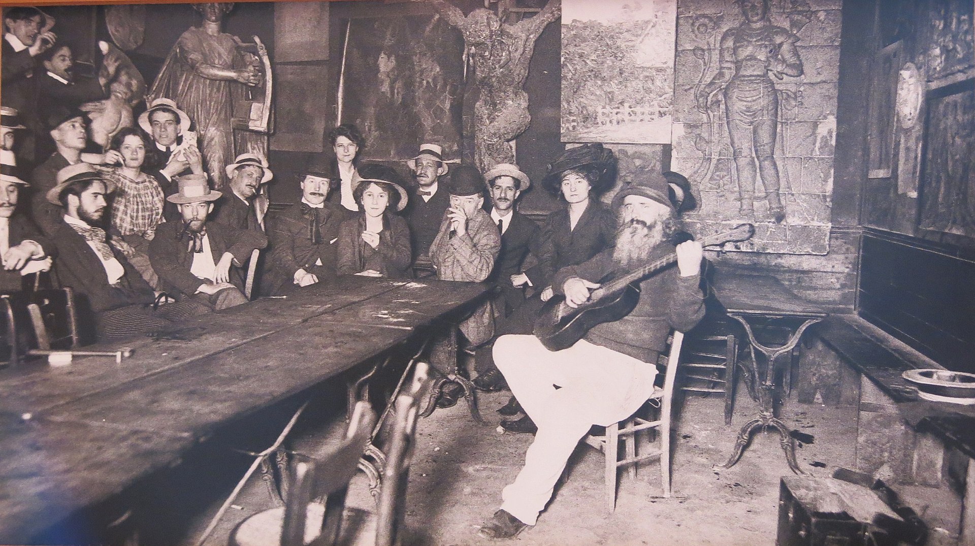 Cabaret_du_Lapin_Agile_avec_les_artistes_écoutant_le_père_Frédé_à_la_guitare